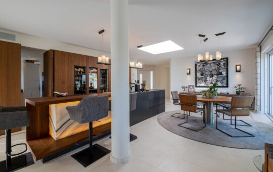 Moderne Luxusvilla in ruhiger Lage in Nova Santa Ponsa - Offene Küche mit Essbereich