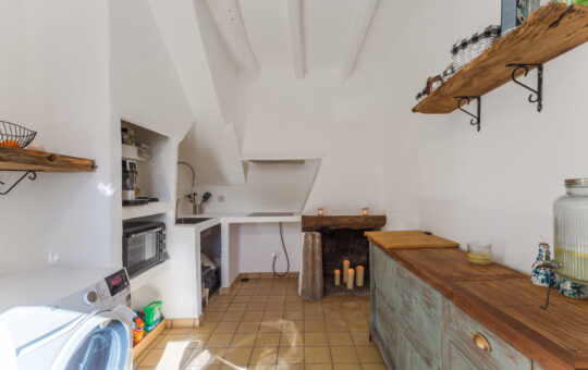 Kernsaniertes Stadthaus im Herzen von Andratx - Ausgestattete Küche mit Kamin