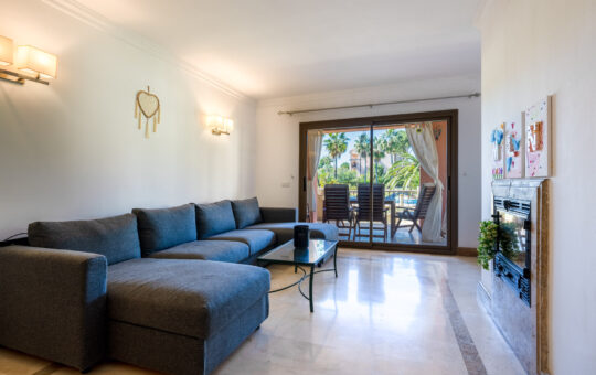 Mediterranes Appartement in gepflegter Residenz - Wohnbereich mit Zugang zur Terrasse