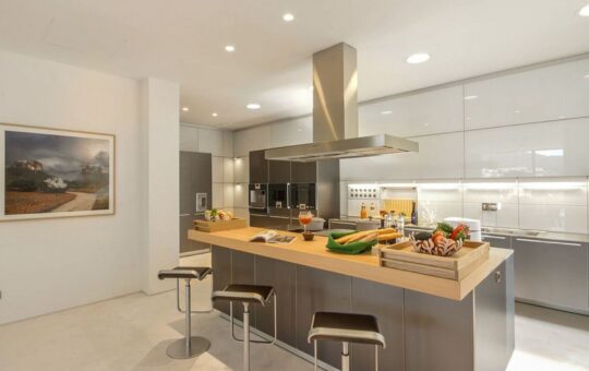 Outstanding modern villa in first sea line - High quality open fitted kitchen