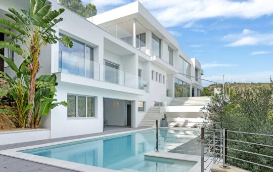 Beautiful modern villa in Costa den Blanes - Outside facade with pool