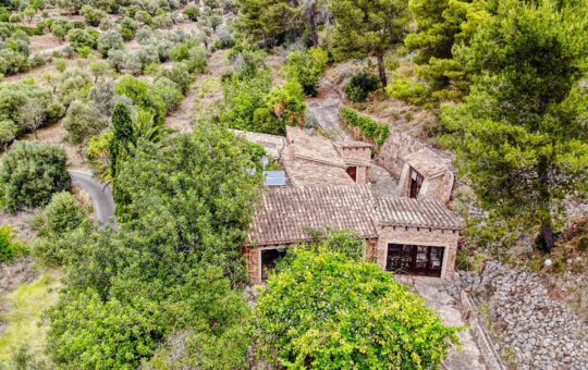 INVESTMENT: Natural stone finca in the Sa Coma Fría valley, Andratx - Location and general view of the finca