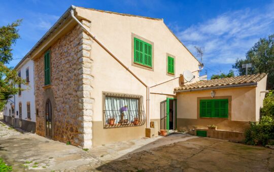 Mallorcan town house with large plot - Front und Seitenansicht