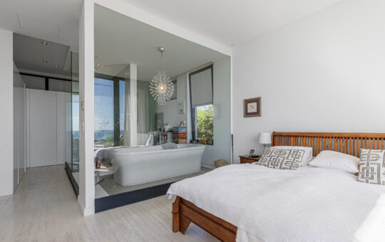 Modern villa with sea views in Costa d’en Blanes - Master bedroom with bathroom en suite