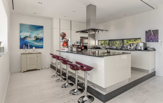 Modern villa with sea views in Costa d’en Blanes - Modern kitchen with island