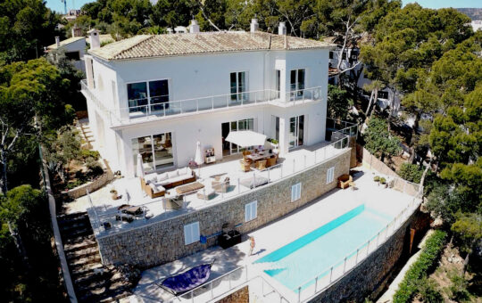 Exclusive front line villa with private sea access
