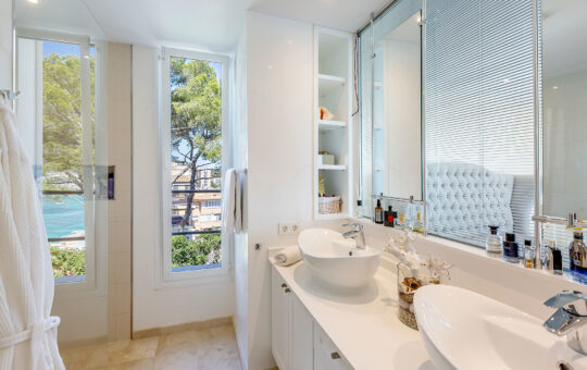 Exclusive front line villa with private sea access - Bathroom 2