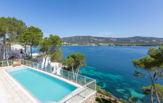 Exclusive front line villa with private sea access - Sea view from the pool area