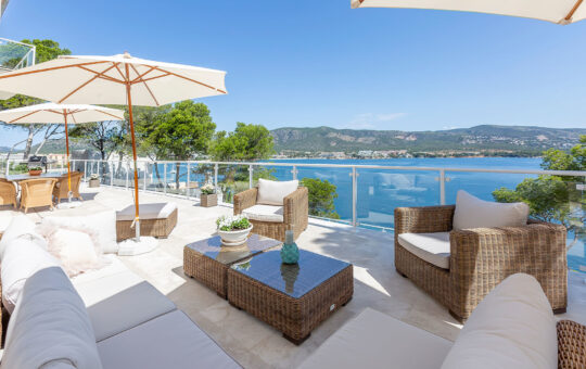 Exclusive front line villa with private sea access - Large terrace with fantastic sea views