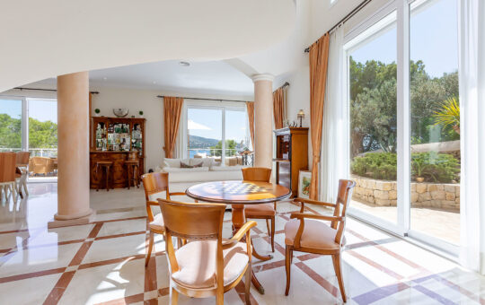 Exclusive front line villa with private sea access - Dining area with access to the terrace