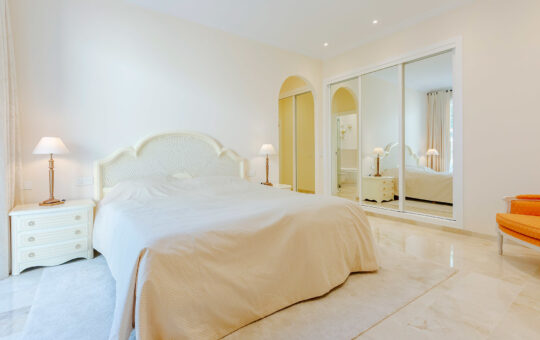 Exclusive front line villa with private sea access - Bedroom 1