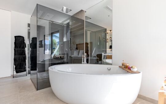 Exclusive newly built villa in the heart of Andratx - Bath and shower room in the master bedroom