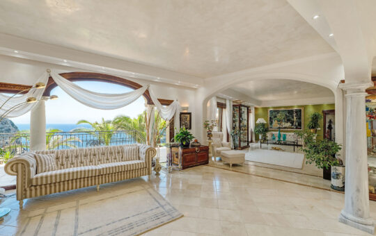 Classic luxury property with spectacular sea views - Spacious living area