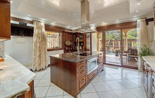 Classic luxury property with spectacular sea views - Noble fitted kitchen with cooking island
