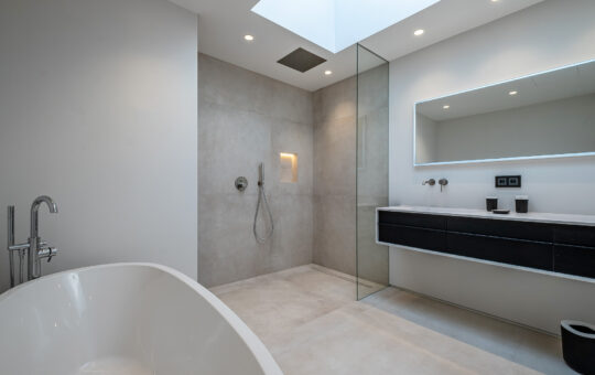 Modern new build villa above Port Adriano - Bathroom 3