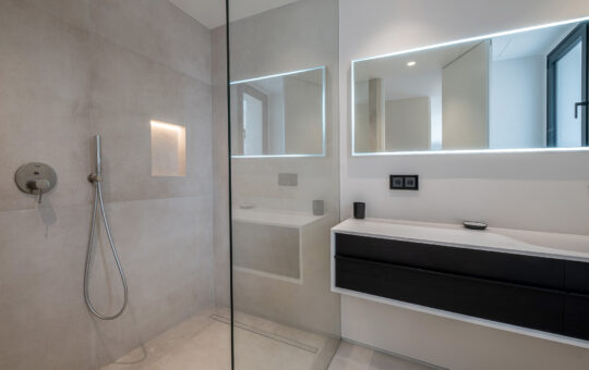 Modern new build villa above Port Adriano - Bathroom 2