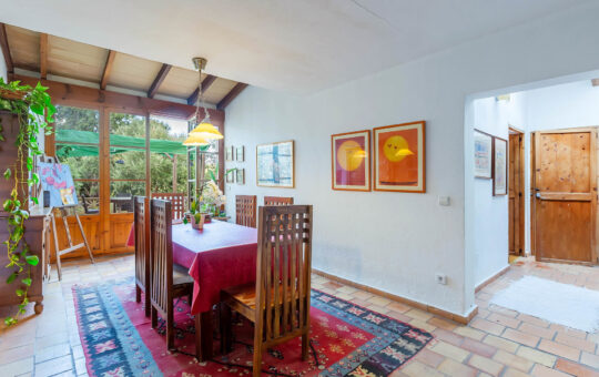 Majorcan village house in a quiet location in S'Arraco - Dining area adjacent to the open kitchen