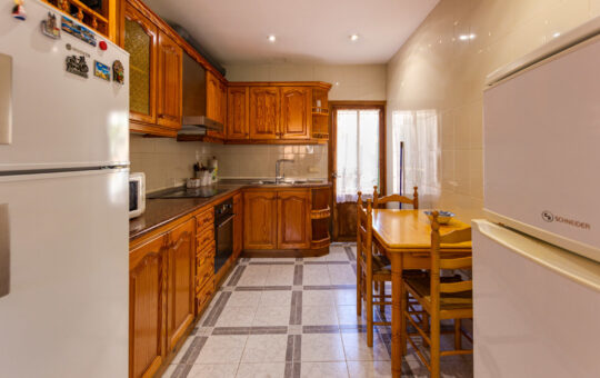 Large village house in the heart of Andratx - Fitted kitchen with access to the patio