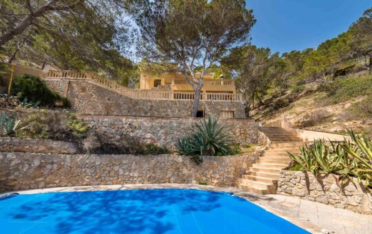 PROPERY TO REFURBISH: Front line villa with direct sea access - Frontline property with pool