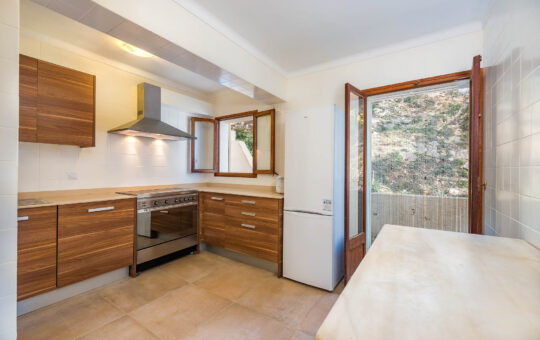 PROPERY TO REFURBISH: Front line villa with direct sea access - Fitted kitchen