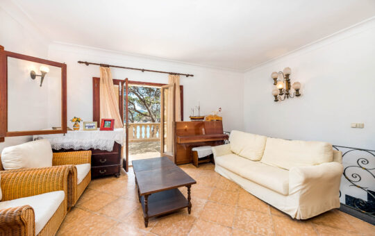 PROPERY TO REFURBISH: Front line villa with direct sea access - Living room on the first floor