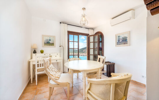 Charming Mediterranean duplex apartment with royal views over the port - Dining area on the lower floor