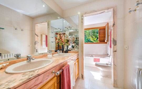 Family villa in a renowned residential area - Bathroom 1
