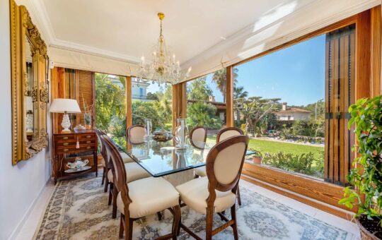 Family villa in a renowned residential area - Dining area with access to the garden