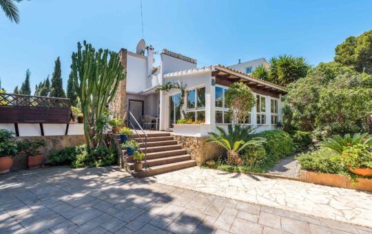 Villa with two separate living areas and partial sea views in Torrenova