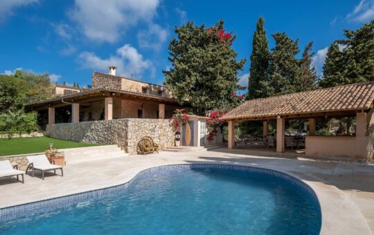 Wonderful Mallorcan finca in the picturesque village of Calvià - Main façade with pool