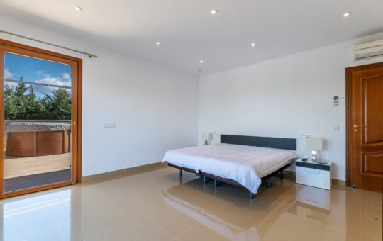 Comfortable family villa with pool and garden - Bedroom 2