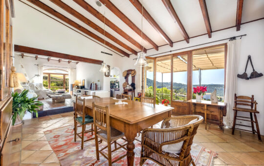Cosy finca in priviledged area with dreamlike views in Galilea - Dining room and living room in the background