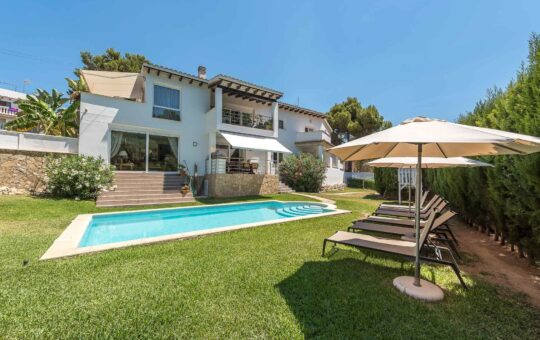 High-quality family villa close to the bathing bay