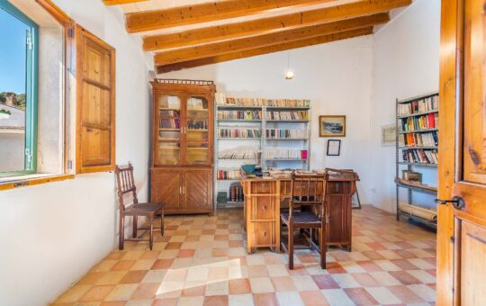 Historical town house for rehabilitation in the heart of Andratx - Library