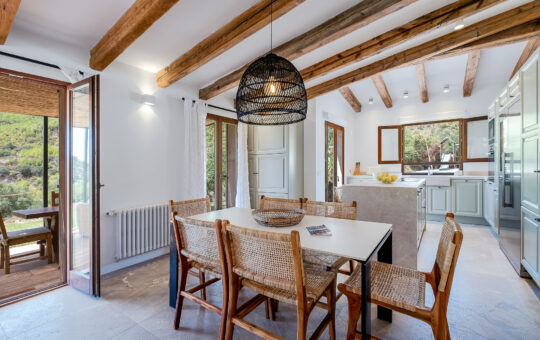 Charming completely renovated finca in a picturesque natural landscape - Open fitted kitchen with dining area