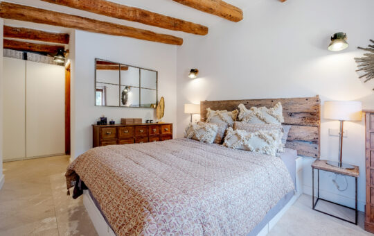 Charming completely renovated finca in a picturesque natural landscape - Bedroom 1