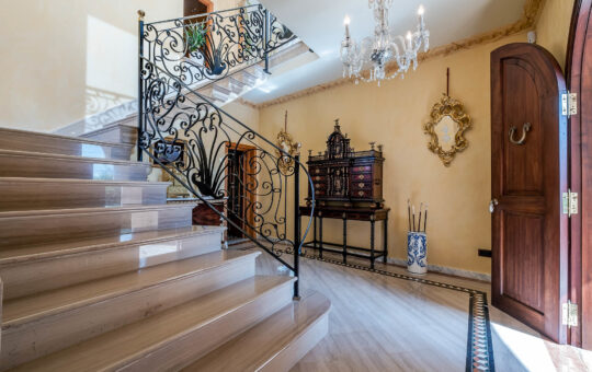 Impressive charming villa in the heart of Es Capdellà - Entry hall