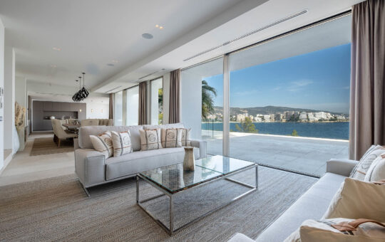 Newly built front line villa with stunning views and sea access in Cala Vinyas - Living area with access to the terrace