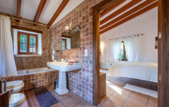 Charming natural stone finca with pool in the beautiful valley of Andratx - Bathroom en suite