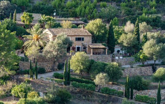 Magnificent Mallorcan finca property with holiday rental license - Front view of the charming natural stone finca