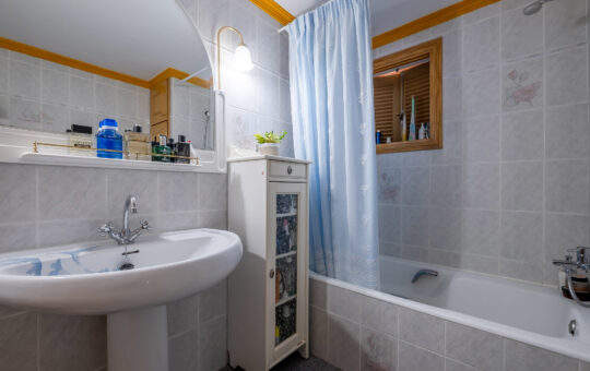 Cosy Majorcan finca surrounded by nature in Puigpunyent - Bathroom