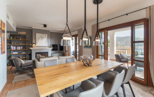Mediterranean duplex apartment with port views - Dining area