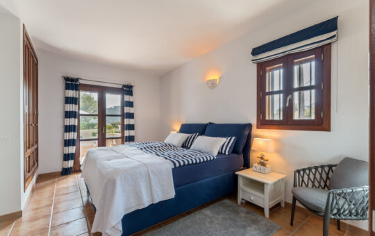 Mediterranean duplex apartment with port views - Bedroom 1