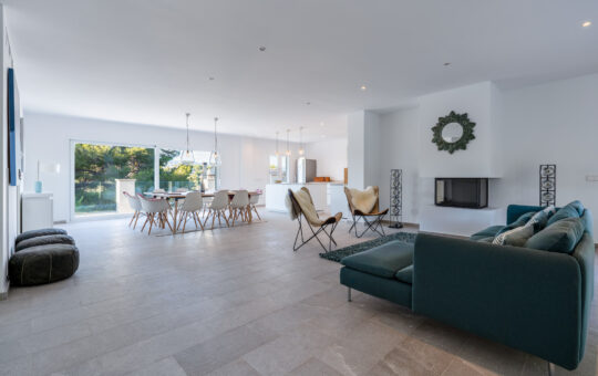 Spacious family villa with pool in Nova Santa Ponsa - Open living/dining area