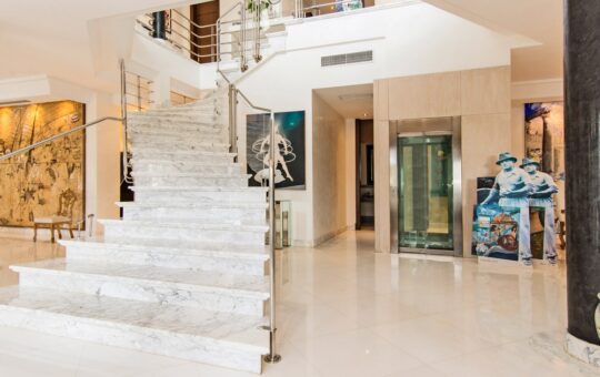 Fantástica Villa de diseño junto al „Real Golf de Bendinat” - Elegante escalera y ascensor a la planta piso