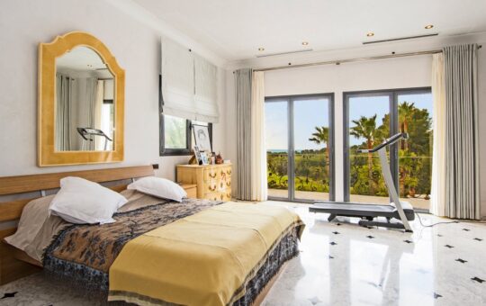 Fantástica Villa de diseño junto al „Real Golf de Bendinat” - Dormitorio con vista al golf