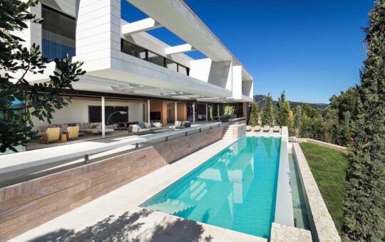 Exclusiva villa de lujo en Montport - Vista lateral con vista a la piscina