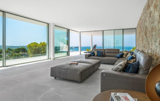 Espectacular villa de diseño en Costa de la Calma - Amplio salón con acceso a la terraza y zona de piscina