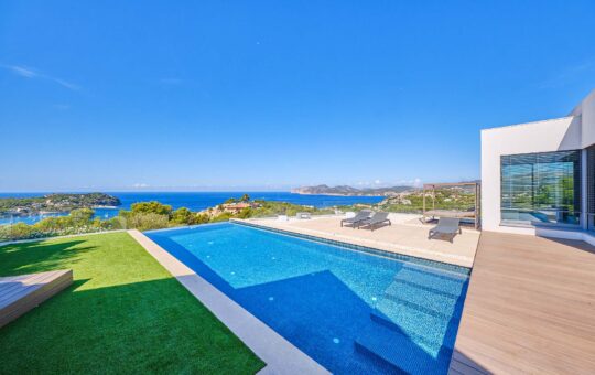 Excepcional Villa con fantásticas vistas al mar - Vista lateral con piscina