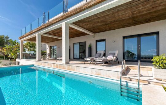 Villa moderna con vistas al mar en Costa d'en Blanes - Zona piscina en segunda planta